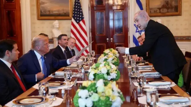 İsrail Başbakanı Binyamin Netanyahu, Nobel Ödül Komitesi'ne gönderdiği mektubun kopyasını ABD Başkanı Donald Trump'a verdi