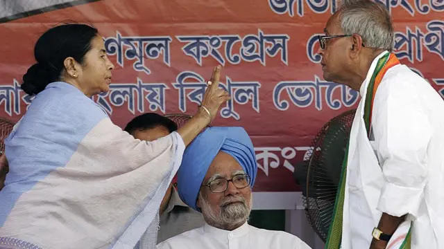 মমতা ব্যানার্জি ও প্রণব মুখার্জি। মাঝখানে প্রধানমন্ত্রী মনমোহন সিং। ২০০৯
