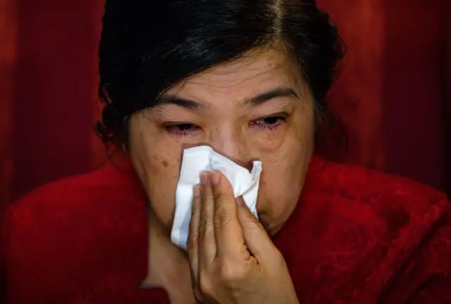 सुझॅना लिउ यांनी घरखर्च चालवण्यासाठी हातानं बनवलेले दागिने विकत होत्या.