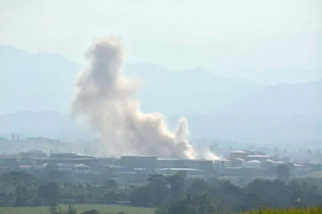 ဒီဇင်ဘာ ၂ ရက် လေးကေ့ကော် ဒေသက ကျားဖြန့်လုပ်ငန်းခွင်တနေရာမှာ ဗုံးပေါက်ကွဲတဲ့ မြင်ကွင်းကို ထိုင်းဘက်ခြမ်းက တွေ့မြင်ရစဉ်