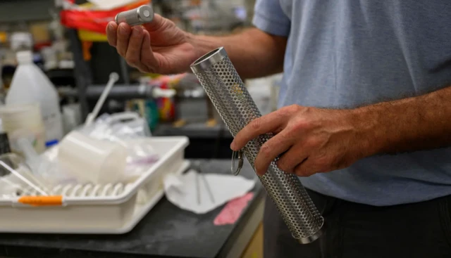 Un homme manipule des instruments dans un laboratoire