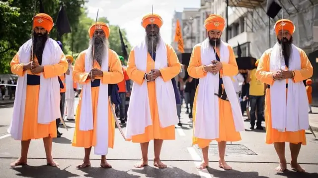 લગભગ સવા ત્રણસો વર્ષ પહેલાં 1699માં વૈશાખીના દિવસે શીખોના 10મા ગુરૂ ગોવિંદસિંહે ખાલસા પંથની સ્થાપના કરી હતી.