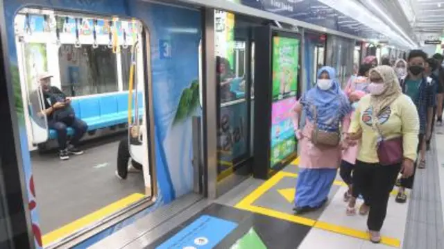 Penumpang di Stasiun MRT Bundaran HI, Jakarta