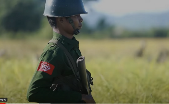 আরাকান আর্মির এক সদস্য সতর্ক পাহারায়।