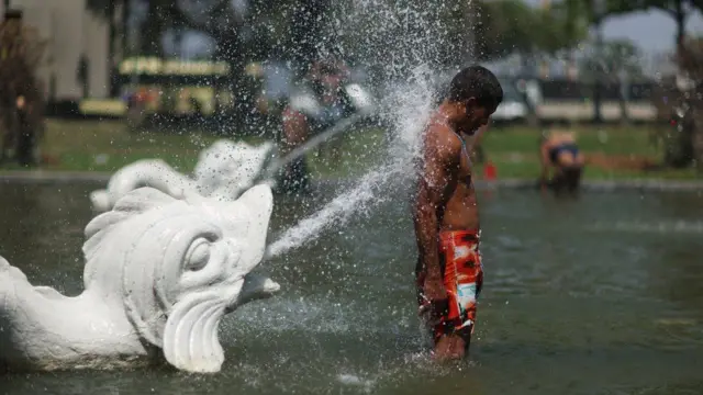 Homem se refrescagrandes loteriaschafariz no Riograndes loteriasJaneiro