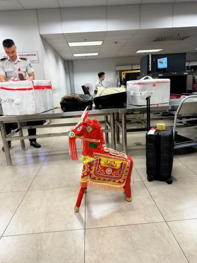 Con ngựa vàng mã