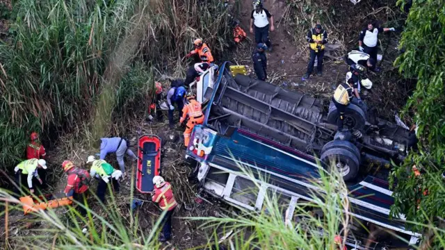 Equipos de rescate alrededor del autobús accidentado este 10 de febrero en Guatemala