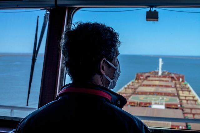 Sombraaposta diretahomemaposta diretacostas observando mar da janelaaposta diretanavio