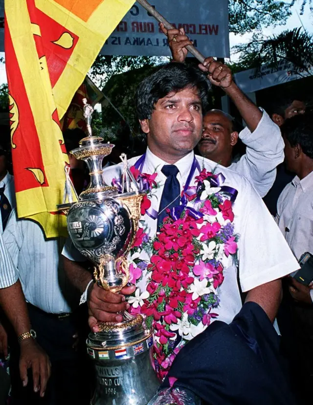 શ્રીલંકાના કપ્તાન અર્જુન રણતુંગા ક્રિકેટ વિશ્વકપ સાથે
