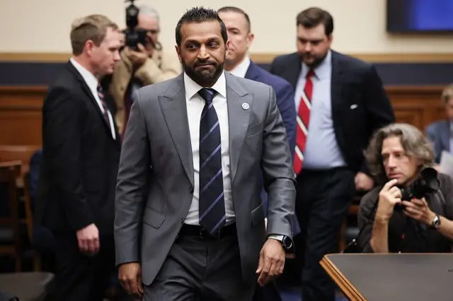 Kash Patel saliendo de una audiencia en el Senado