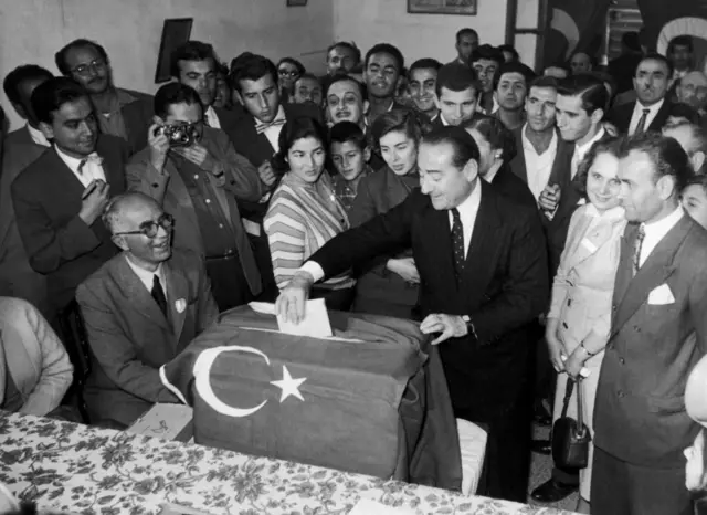 1954 ile 1957 yılları arasında çekilen bu fotoğrafta, Türkiye Başbakanı ve Demokrat Parti Genel Başkanı Adnan Menderes, genel seçimler sırasında Ankara'da oy kullanırken görülüyor.