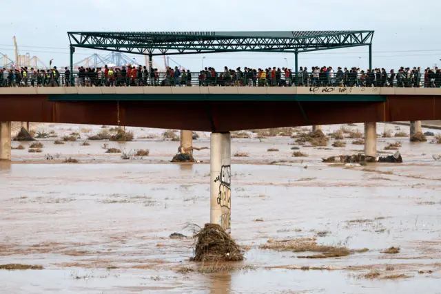 Dezenaspoker jogo de azarpessoas cruzando ponte sobre rio