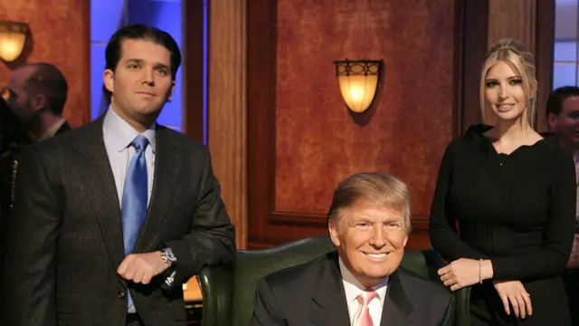 ‘দ্য অ্যাপ্রেন্টিস’-এর ষষ্ঠ সিজনের ফাইনাল এপিসোডে পুত্র ডোনাল্ড ট্রাম্প জুনিয়র এবং কন্যা ইভাঙ্কা ট্রাম্পের সঙ্গে তোলা ছবি।