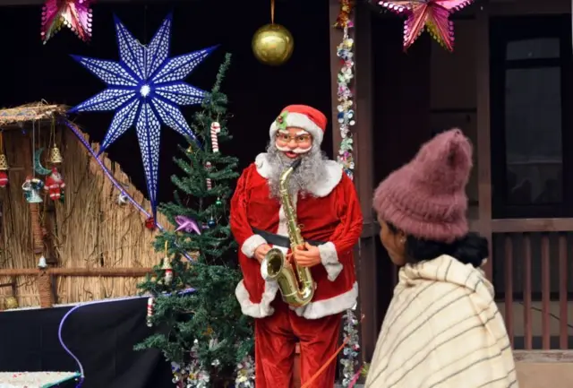 Eeyan kan n wo aworan baba keresi