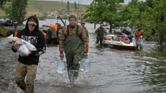 বাঁধ ধ্বংসের পর দূর্গত মানুষের জন্য ত্রাণ সামগ্রী নিয়ে যাওয়া হচ্ছে