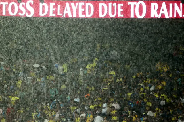 વરસાદને કારણે મૅચ બંધ રહી હતી