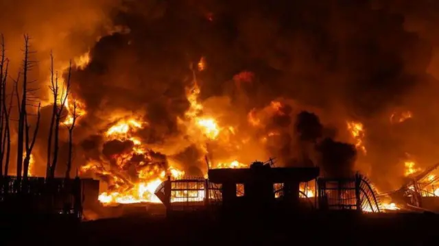 نيران تلتهم منشأة