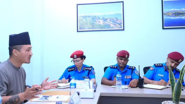 चितवनमा प्रहरीलाई निर्देशन दिँदै गृहमन्त्री सुधन गुरुङ