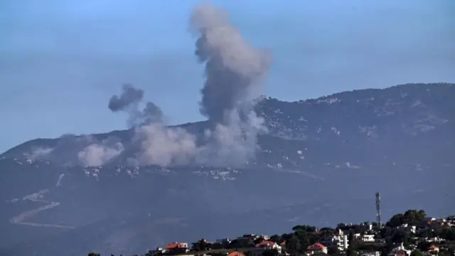 İsrail hava saldırılarının ardından Lübnan'ın güneyinde bir kırsal yerleşim bölgesinden dumanlar yükseliyor 