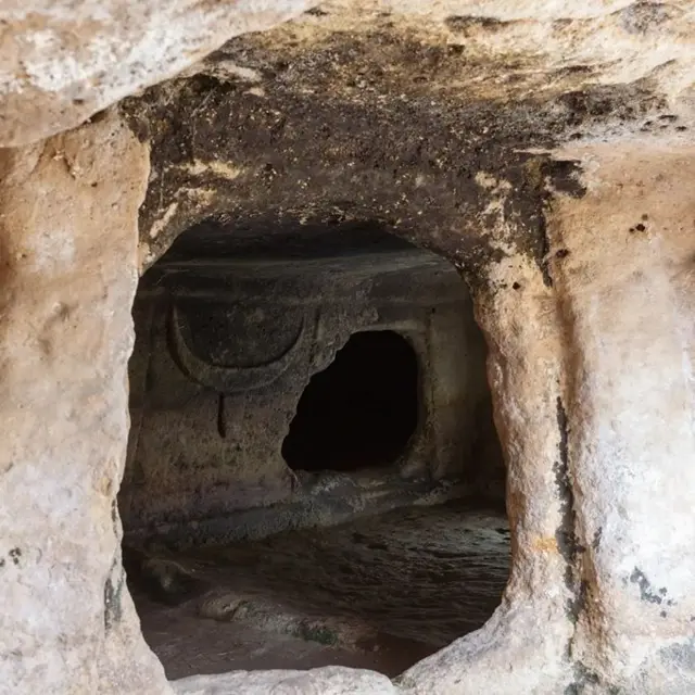 Доісторичні камерні гробниці, що існував у стародавньому Середземномор'ї