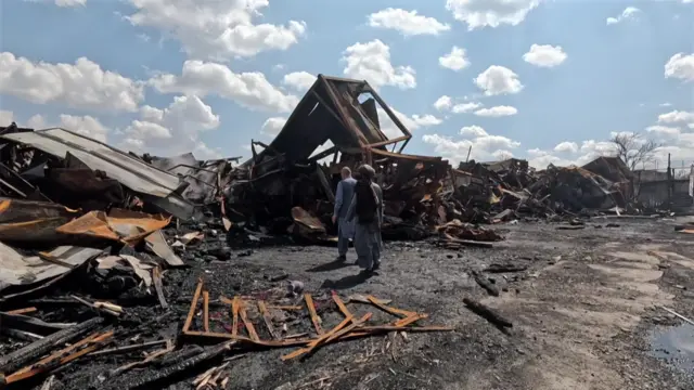 د کمپ چارواکي او عیني شاهدان وايي الوتکې پر محوطې لږ تر لږه دوه بمونه غورځولي.