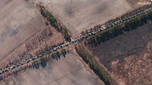 Imagem aérea mostra longo comboio russo em estrada na Ucrânia
