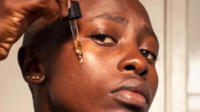 Certaines bactéries stimulent les cellules de notre peau à produire du sébum, une substance huileuse qui empêche la perte d'eau, ce que les traitements cosmétiques tentent de reproduire (Crédit : Getty Images).