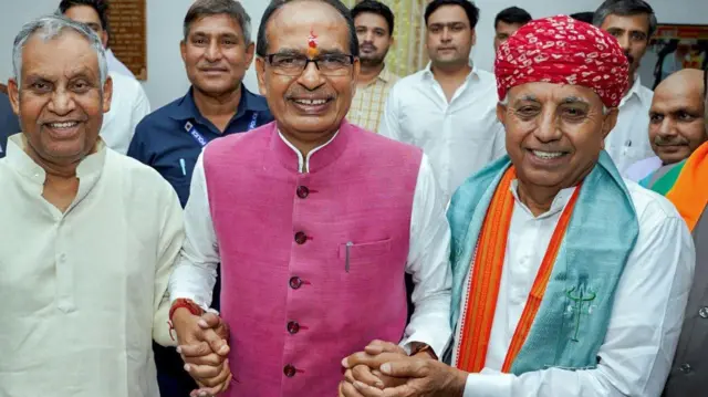 केंद्रीय कृषि मंत्री शिवराज सिंह चौहान (बीच में) के साथ केंद्रीय कृषि राज्य मंत्री भागीरथ चौधरी (सबसे दाएं) 