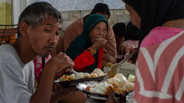 Sejumlah warga menyantap makan siang bergizi gratis di Griya Abhipraya Jawara Balai Pemasyarakatan Kelas I Serang, Kota Serang, Banten, Kamis (21/11/2024). Kantor Wilayah Kemenkumham Banten mengadakan program makan siang bergizi gratis bagi masyarakat tidak mampu dengan menyediakan 250 porsi makanan setiap hari Senin hingga Jumat mulai pukul 12.00 WIB.