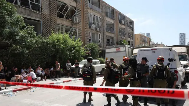 İsrail'in Bat Yam bölgesinde füze isabet eden bir bina.