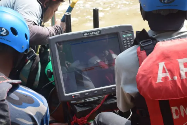 सोनर उपकरण प्रयोग गर्दै सशस्त्र प्रहरी 