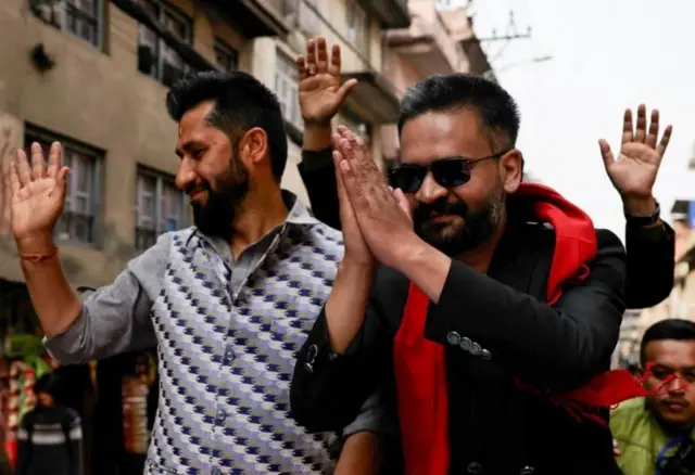 चुनावी अभियानमा रास्वपाका सभापति रवि लामिछाने अभिभावन गर्दै र वरिष्ठ नेता बालेन्द्र शाह हात जोडेर नमस्कार गर्दै