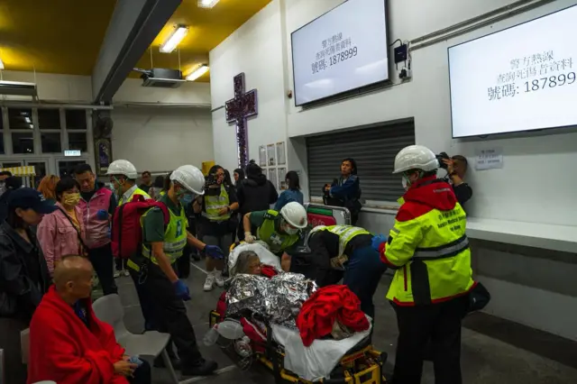 有伤者被抬上担架床。