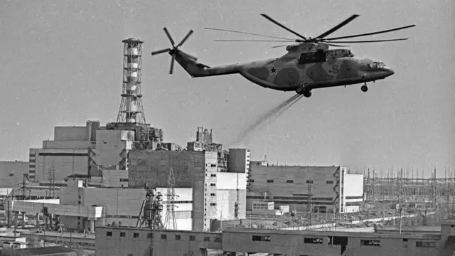 استُخدمت طائرات الهليكوبتر لإسقاط مواد على المفاعل للحد من التلوث