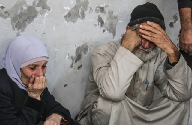 Un hombre y una mujer sentados se lamentan