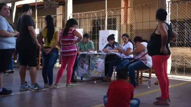 Pessoas na fila para votar