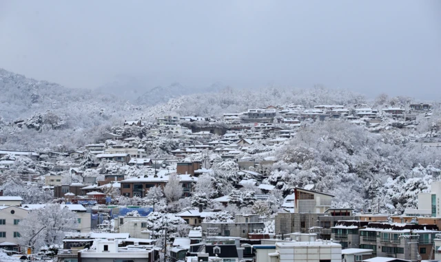 많은 눈이 내린 27일 오후 서울 성북구 일대에 눈이 쌓여있다