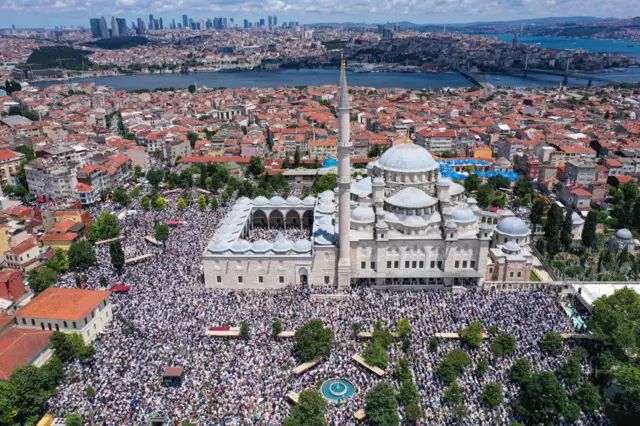 Ustaosmanoğlu'nun cenaze törenine büyük kalabalık katıldı. 