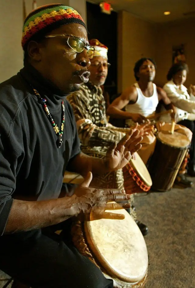 Des batteurs de tam-tam en action.