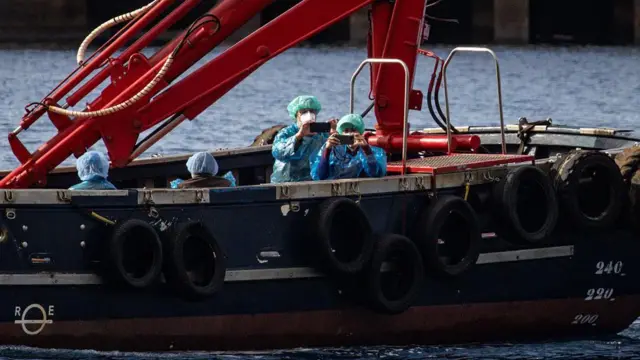 Pasajeros del crucero siendo evacuados en bote en aguas del puerto de Granadilla. 
