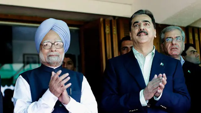 পাকিস্তানের সাবেক প্রধানমন্ত্রী সৈয়দ ইউসুফ রাজা গিলানির সঙ্গে মনমোহন সিং