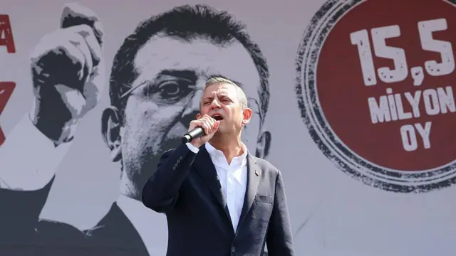 CHP lideri Özgür Özel 29 Mart'taki Maltepe mitinginde konuşma yapıyor. Arkasında İmamoğlu'nun resmi var.
