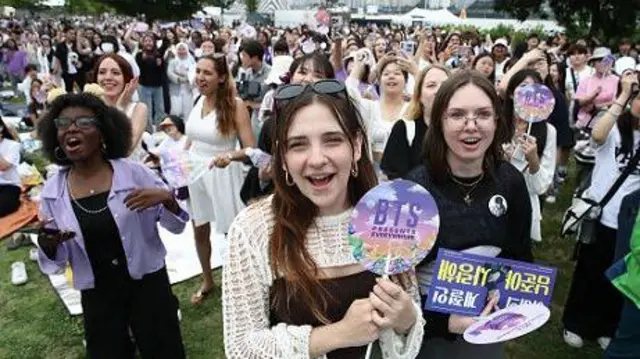 Penggemar boy band K-pop BTS berkumpul di taman Yeouido selama 'BTS Festa' pada 17 Juni 2023 di Seoul, Korea Selatan.