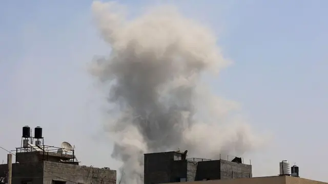 Дым после израильского удара по Джабалии на севере сектора Газа, 24 августа 2025 г.