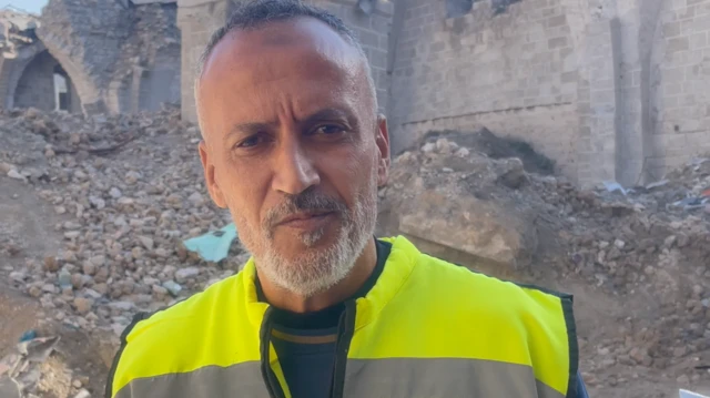 Ҳусни ал-Мазлум Ғазо шаҳридаги шимолий Ғазода жойлашган Буюк Омари масжидининг вайроналари олдида турибди.