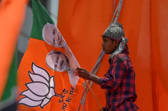 भाजपा की रैली की तैयारी में जुटा एक मजदूर