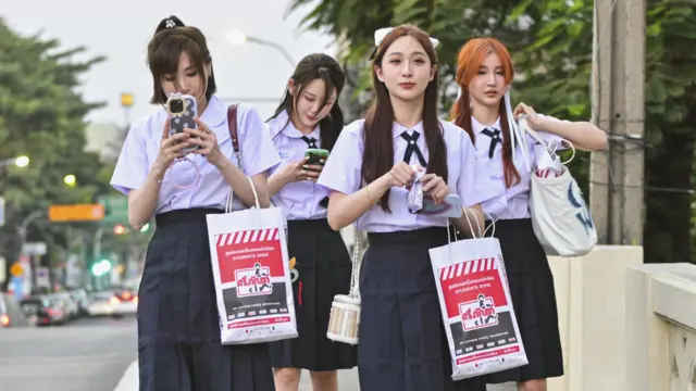 กลุ่มนักท่องเที่ยวจีน แต่งชุดนักเรียนถ่ายรูป