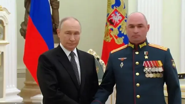 25 йилдан кўпроқ вақт давомида мамлакатни бошқариб, у тобора авторитар етакчига айланди.