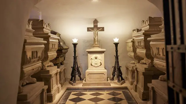 코스탄예비차 교회 내부에 안치된 샤를 10세의 유해