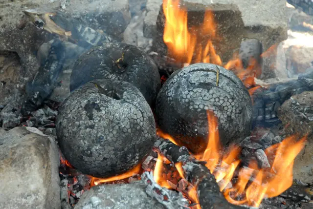 Sukun dipanggang di atas api kayu tradisional.